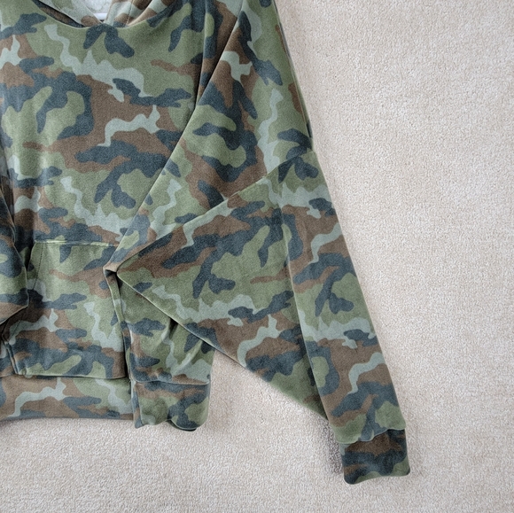 Old Navy Women's Velour Camo Hoodie Size Medium - Picture 4 of 5